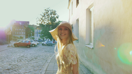 走在镇街道上的微笑的女孩微笑的女人走在老城的街道上时视频