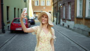 女孩在旧欧洲街上用手机自拍14秒视频