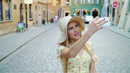 年轻女士观光和拍照愉快的女士观光和在旧城街上拍摄照片视频
