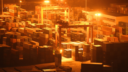 城市物流集装箱港口码头夜景自动化设备工业运输4k素材视频