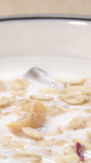 使用汤匙舀一勺早餐酸奶营养早餐21秒视频