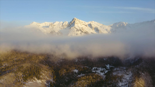 航拍穿梭云海雪山视频