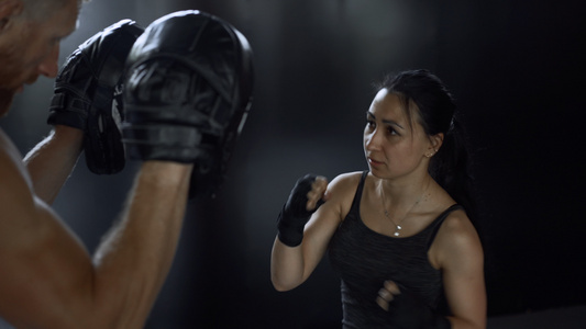女子训练拳击私人教练视频