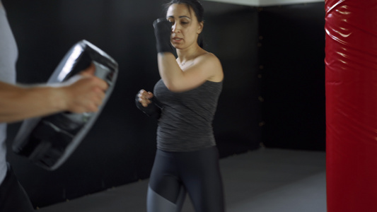 女子训练拳击私人教练教练一起教女拳击手格斗练习视频