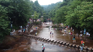 邛崃天台山景区玩水的人群航拍53秒视频