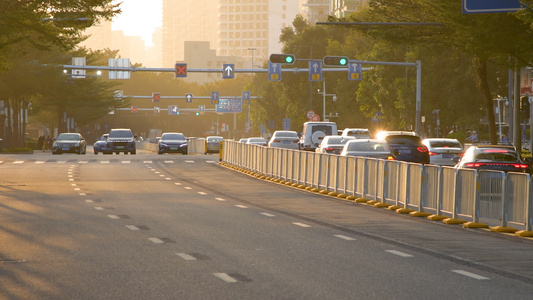 4K夕阳下道路上的汽车视频