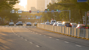 4K夕阳下道路上的汽车20秒视频