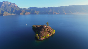 4k航拍泸沽湖湖中岛屿风光13秒视频