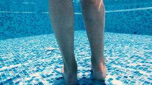 水下射出的女子腿在游泳池中行走11秒视频