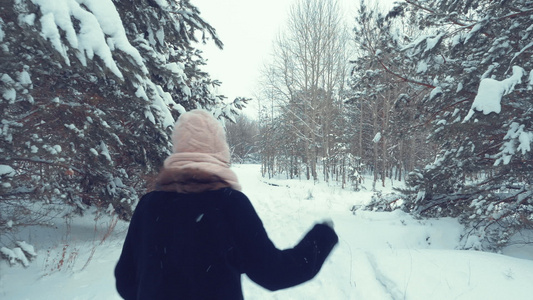 在雪林上奔跑的无照顾的成年成年妇女在寒冷的一天享受视频