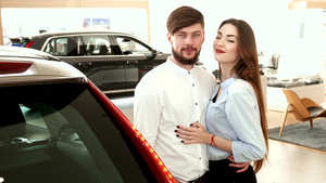 情侣在经销店的汽车旁边拥抱对方8秒视频