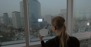 女商人在窗前看着汉城全景44秒视频