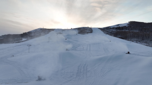 滑雪场造雪机人工制雪冰雪运动视频