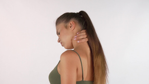 年轻女人在脖子上擦背时有共同疼痛17秒视频