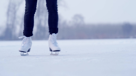 在冰冻湖冰上滑冰视频