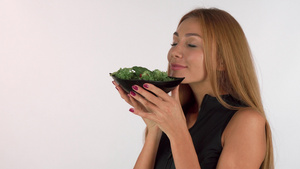 享受新鲜美味沙拉香味的快乐健康妇女9秒视频