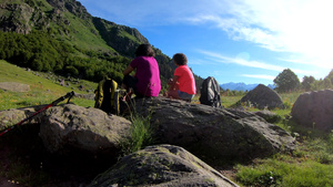 在法国比利牛斯山的石头上躺着的两个远足妇女21秒视频