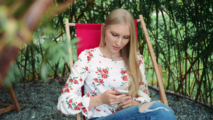年轻女性使用智能手机在植物凝视器7秒视频
