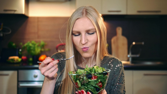 快乐的女人吃健康的沙拉视频