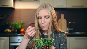 快乐的女人吃健康的沙拉11秒视频