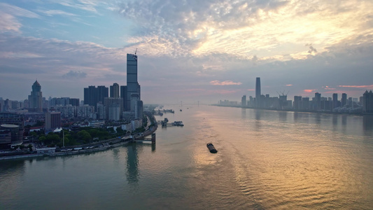 湖北武汉汉江入长江口的清晨城市风光视频