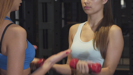 一名职业健身教练在健身房帮助其女性客户时拍到的枪视频