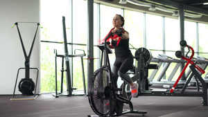 女子运动自行车健身房骑自行车训练健身使用空气自行车12秒视频