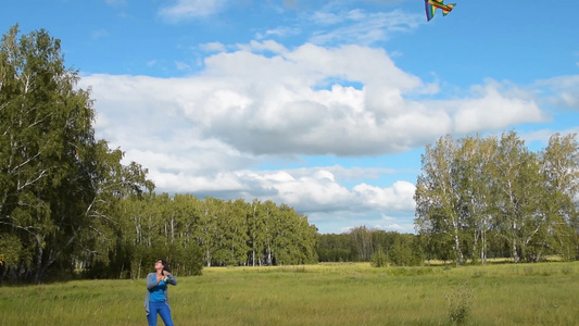 农村的年轻女青年飞行风筝视频