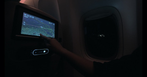 在座椅监视器上看飞机路线的妇女30秒视频