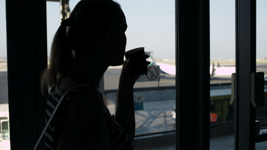 在机场喝咖啡的年轻女青年视频