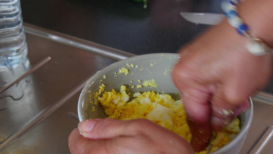 女人在碗里粉碎鸡蛋视频