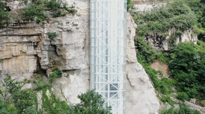 悬崖上的观景电梯航拍4K视频57秒视频