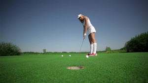 女人打高尔夫球27秒视频