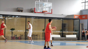 篮球运动员跑位传球投篮81秒视频