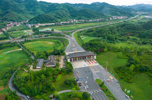 4K延时航拍高速收费站闸道口来往车流19秒视频