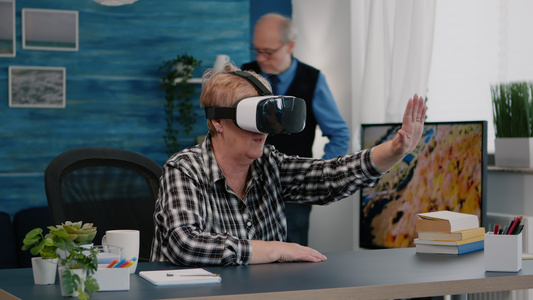 在家使用Vr头耳机体验虚拟现实的退休妇女视频