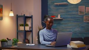 非洲自由职业者在家用笔记本电脑加班工作18秒视频