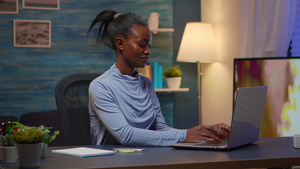 非洲妇女使用电脑20秒视频