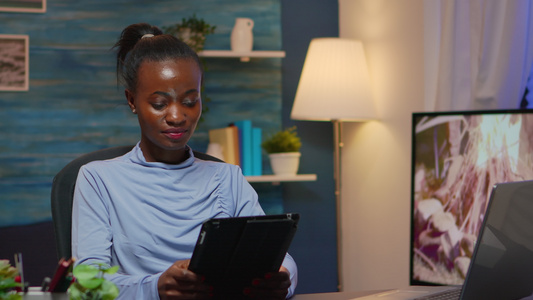 使用平板电脑休息的非裔美国女商人视频