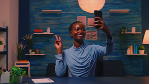 African雇员使用手机在微笑时自拍9秒视频