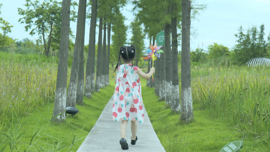 日系清新奔跑的女孩升格慢动作视频