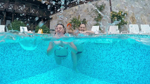两个少女享受游泳池25秒视频