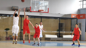 篮球运动员跑位传球投篮23秒视频