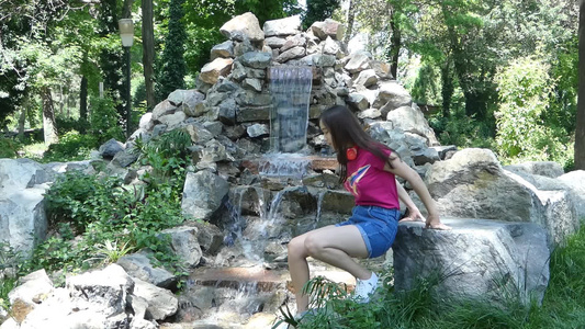 年轻女孩在一个美景公园视频