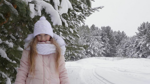 在冬季森林积雪中快乐的年轻女孩仰望着摄影机19秒视频