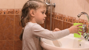 5岁女孩在刷牙后洗嘴29秒视频