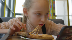 女孩在意大利快餐咖啡厅里吃意大利面20秒视频