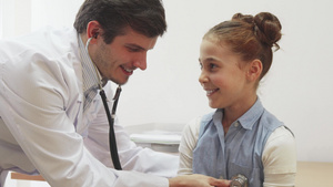 一个可爱的小女孩正在接受医生的检查12秒视频