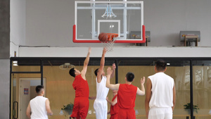 篮球运动员过人上篮抢篮板34秒视频