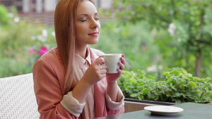 握着杯子吸入香味6秒视频